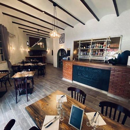 Hotel Restaurant Le Saint Gillois エクステリア 写真