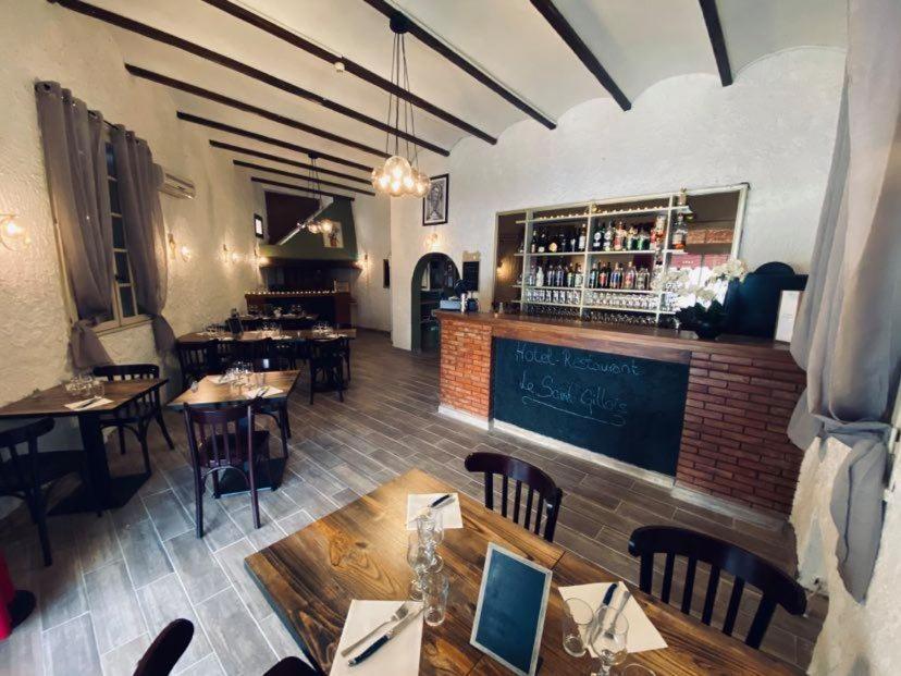 Hotel Restaurant Le Saint Gillois エクステリア 写真