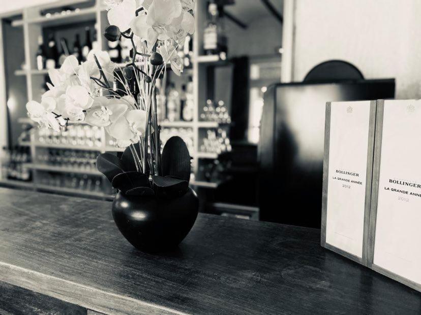 Hotel Restaurant Le Saint Gillois エクステリア 写真