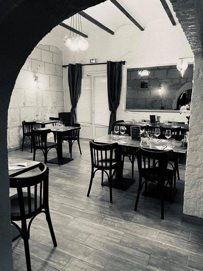 Hotel Restaurant Le Saint Gillois エクステリア 写真