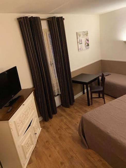 Hotel Restaurant Le Saint Gillois エクステリア 写真