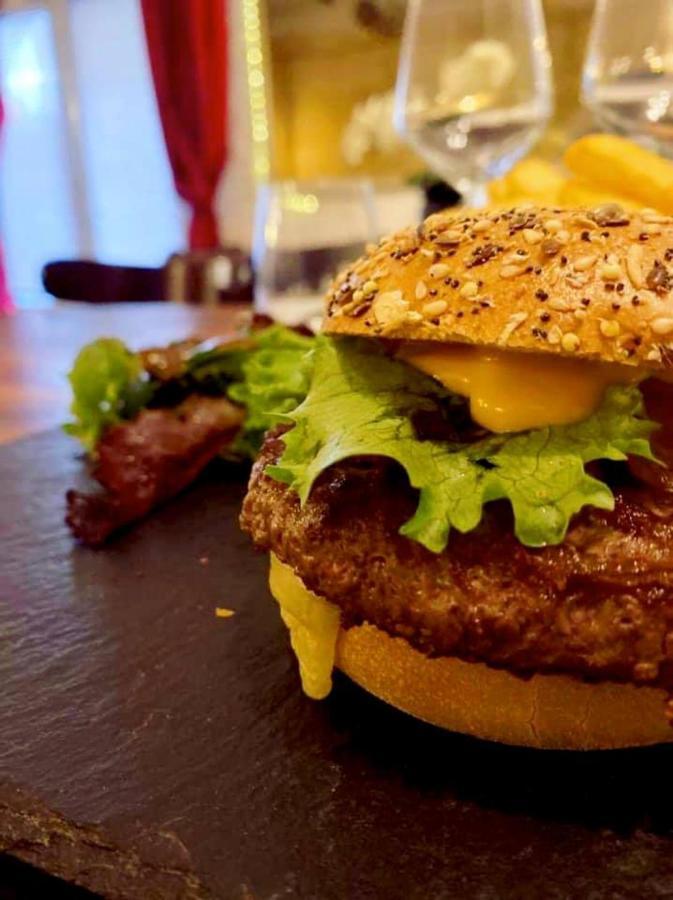 Hotel Restaurant Le Saint Gillois エクステリア 写真