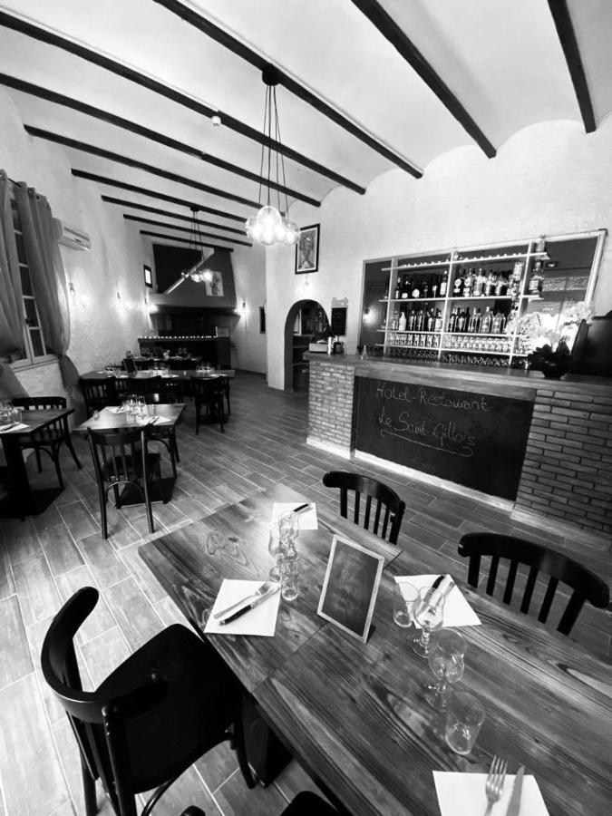Hotel Restaurant Le Saint Gillois エクステリア 写真