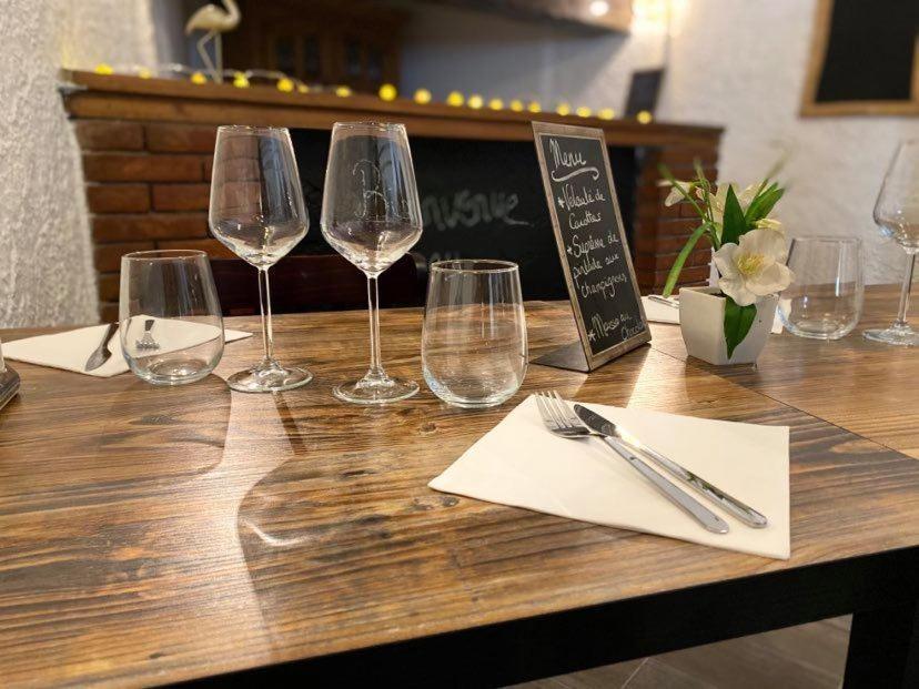 Hotel Restaurant Le Saint Gillois エクステリア 写真