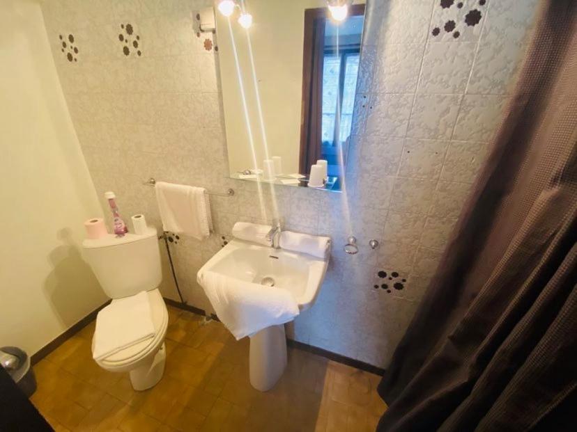 Hotel Restaurant Le Saint Gillois エクステリア 写真
