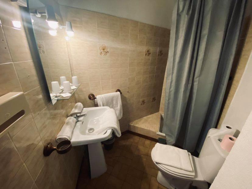 Hotel Restaurant Le Saint Gillois エクステリア 写真