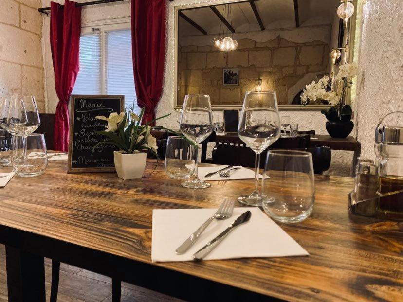 Hotel Restaurant Le Saint Gillois エクステリア 写真