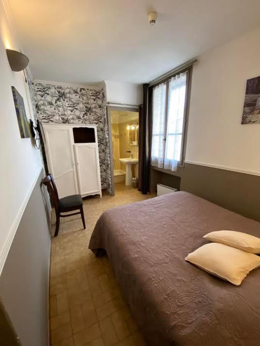 Hotel Restaurant Le Saint Gillois エクステリア 写真