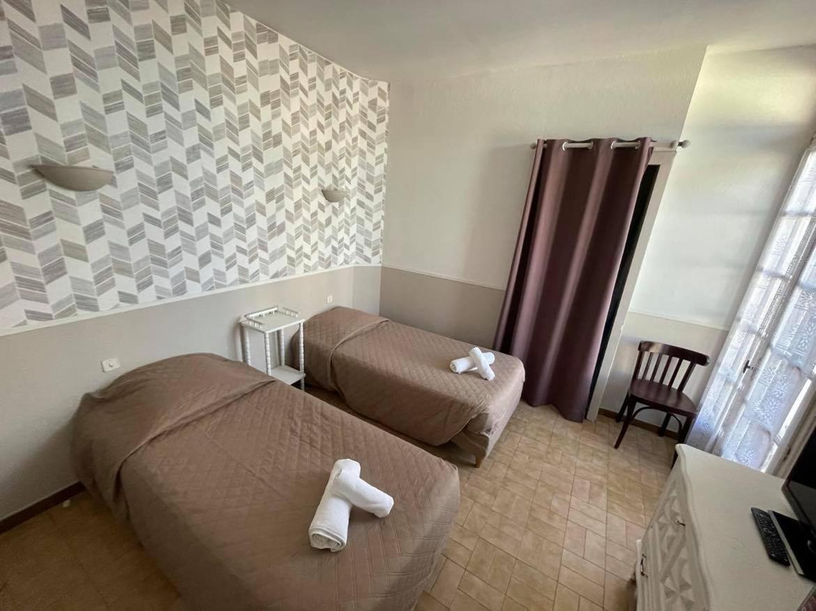 Hotel Restaurant Le Saint Gillois エクステリア 写真