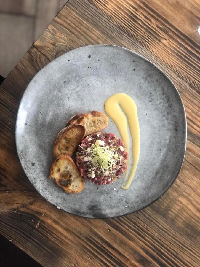 Hotel Restaurant Le Saint Gillois エクステリア 写真