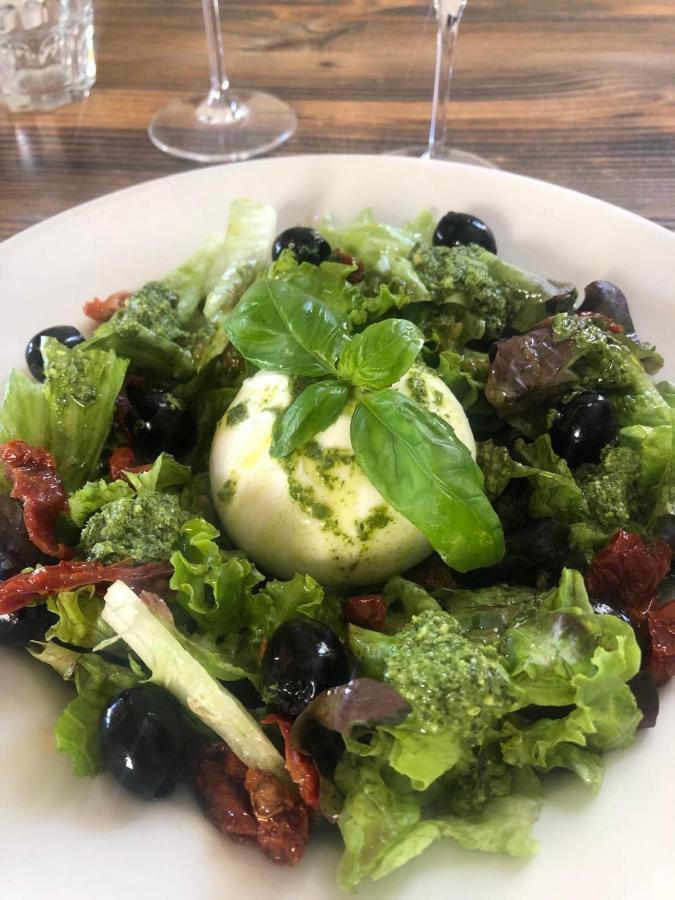 Hotel Restaurant Le Saint Gillois エクステリア 写真