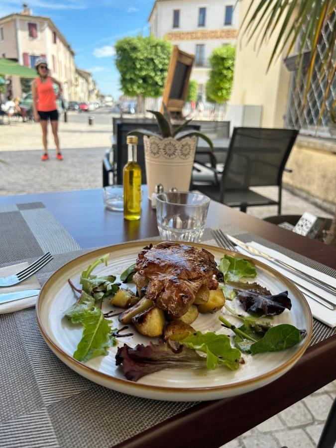 Hotel Restaurant Le Saint Gillois エクステリア 写真